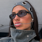Femme portant les écouteurs filaires chromés NovaChrome, style streetwear