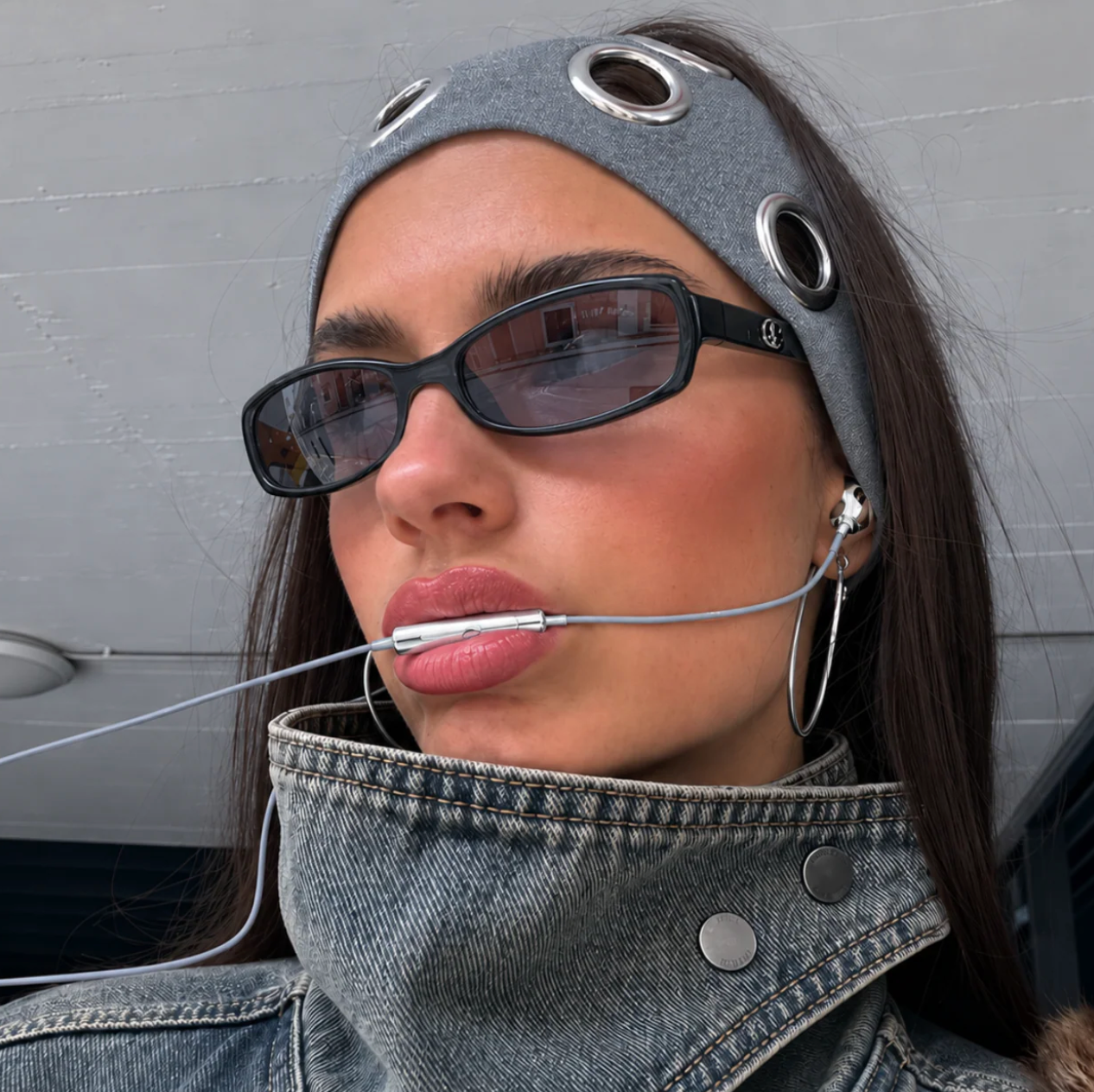 Femme portant les écouteurs filaires chromés NovaChrome, style streetwear