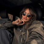 Femme au style urbain portant les écouteurs NovaChrome en voiture